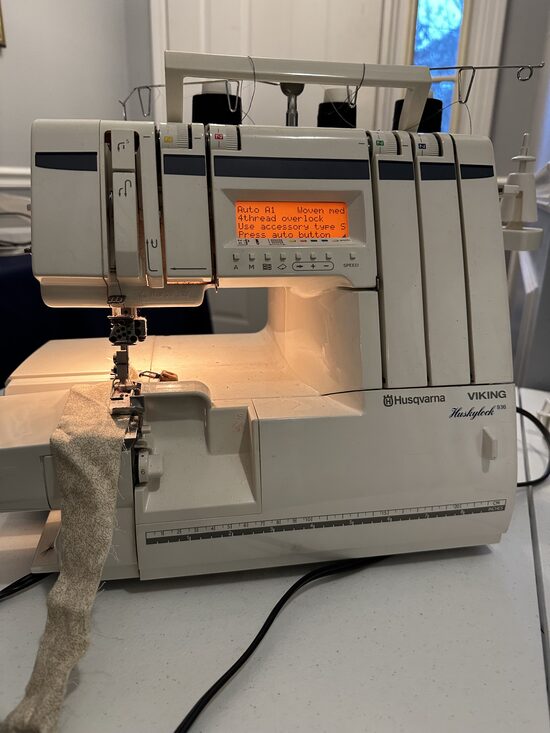Husqvarna Viking Huskylock 936 Serger Overlock Machine Item 16